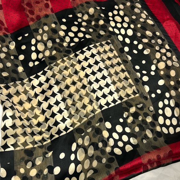 Saree red black cream polka dots, stripes. Unstitched. Georgette New - Picture 5 of 11